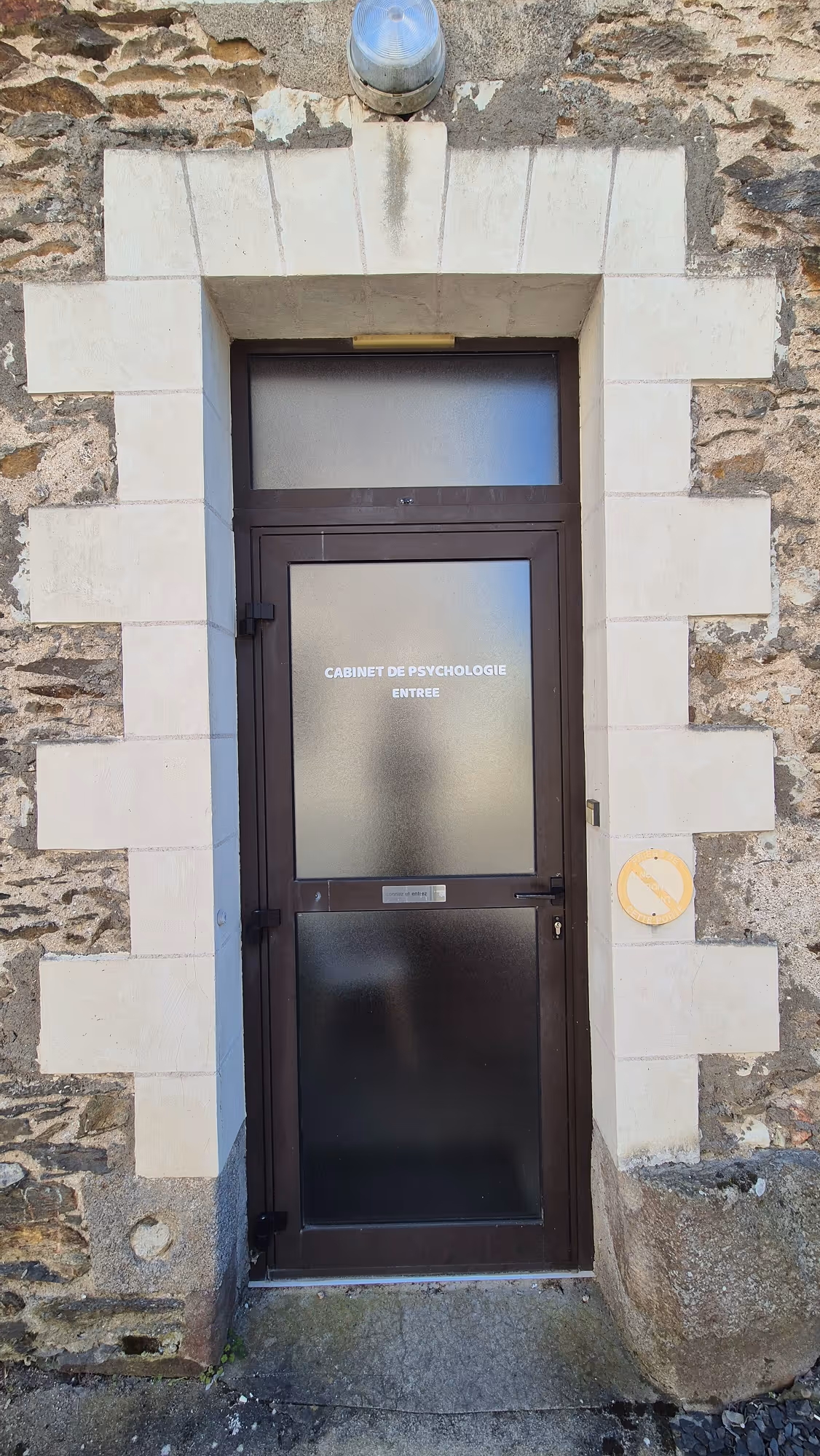 Porte d'entré du cabinet de Margot Daubas, psychologue libérale TCC à la Possonnière, près d'Angers.