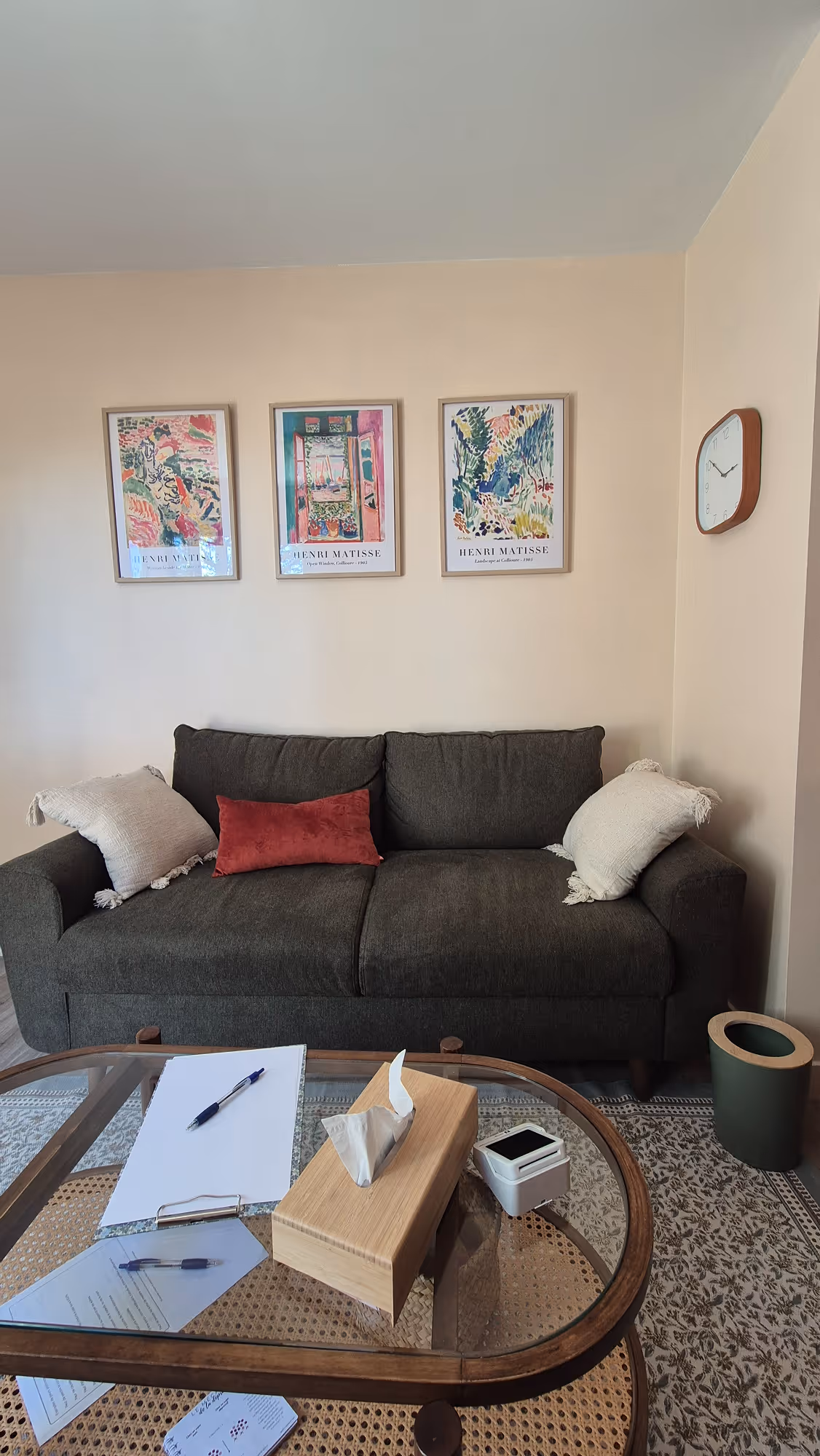 Cabinet de Margot Daubas, psychologue TCC à la Possonnière, près d'Angers. Une pièce chaleureuse avec un canapé, des coussins colorés, , trois reproductions encadrées d'Henri Matisse au mur et une table basse en verre.