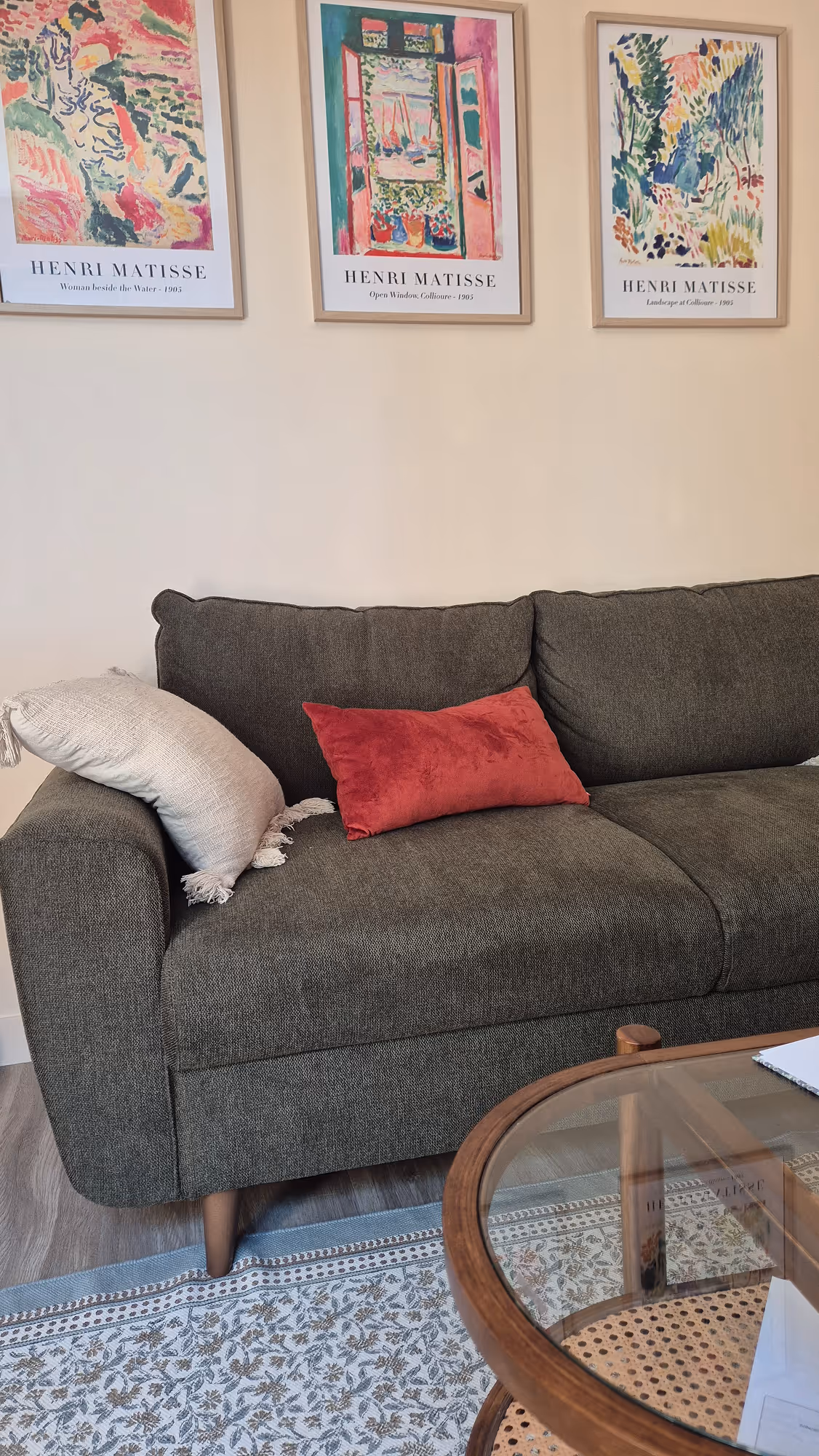 Cabinet de Margot Daubas, psychologue TCC à la Possonnière, près d'Angers. Une pièce chaleureuse avec un canapé, des coussins colorés, , trois reproductions encadrées d'Henri Matisse au mur et une table basse en verre.